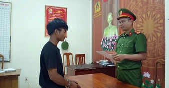 2 thanh niên dùng súng nhựa giả cảnh sát tuần tra để cướp tài sản