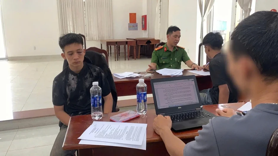 2 thanh niên không biết lái xe đi trộm ô tô rồi leo cây dừa để trốn