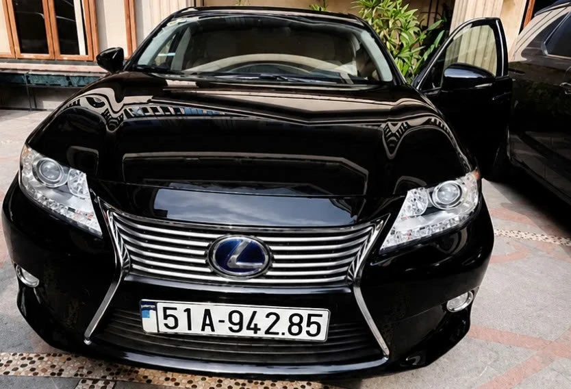 2 xe BMW và Lexus của bà Trương Mỹ Lan giảm giá lần 1 2 xe BMW và Lexus của bà Trương Mỹ Lan giảm giá lần 1
