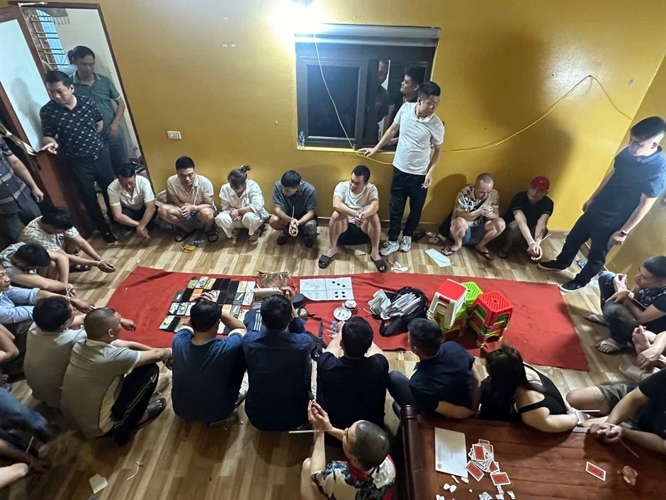 25 đối tượng đánh bạc tại nhà ở Ninh Bình bị bắt giữ 25 đối tượng đánh bạc tại nhà ở Ninh Bình bị bắt giữ