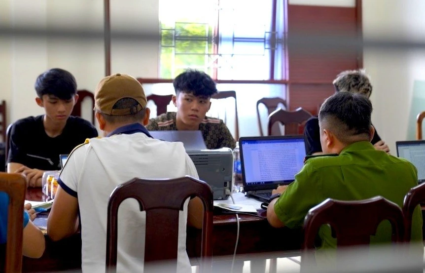 29 đối tượng mang phóng lợn, ná cao su truy đuổi nhau gây náo loạn Gia Lai 29 đối tượng mang phóng lợn, ná cao su truy đuổi nhau gây náo loạn Gia Lai