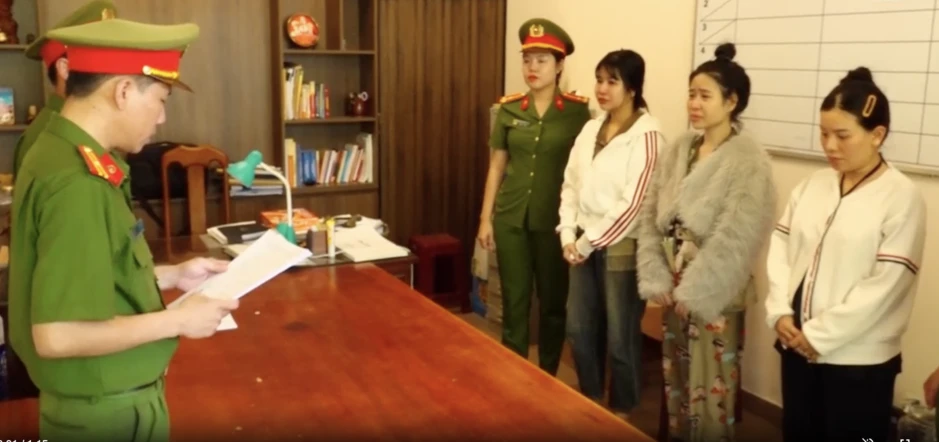 3 thiếu nữ được thuê phục vụ nhóm khách 'bay lắc' trong quán karaoke 3 thiếu nữ được thuê phục vụ nhóm khách 'bay lắc' trong quán karaoke