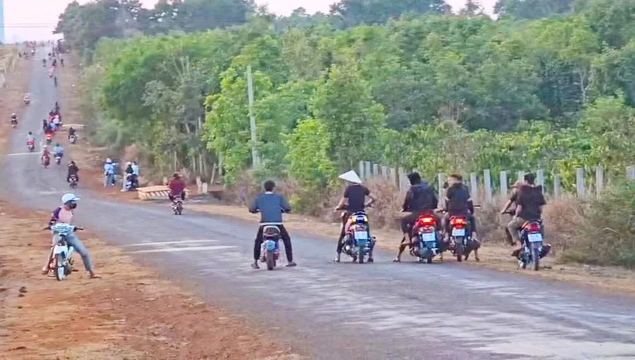 30 thanh thiếu niên dàn hàng ngang 'diễn xiếc' bốc đầu xe, nẹt pô 30 thanh thiếu niên dàn hàng ngang 'diễn xiếc' bốc đầu xe, nẹt pô