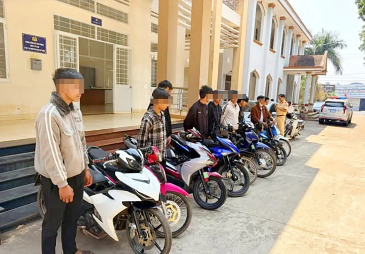 30 thanh thiếu niên dàn hàng ngang 'diễn xiếc' bốc đầu xe, nẹt pô 30 thanh thiếu niên dàn hàng ngang 'diễn xiếc' bốc đầu xe, nẹt pô