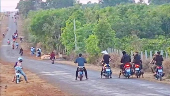 30 thanh thiếu niên dàn hàng ngang 'diễn xiếc' bốc đầu xe, nẹt pô