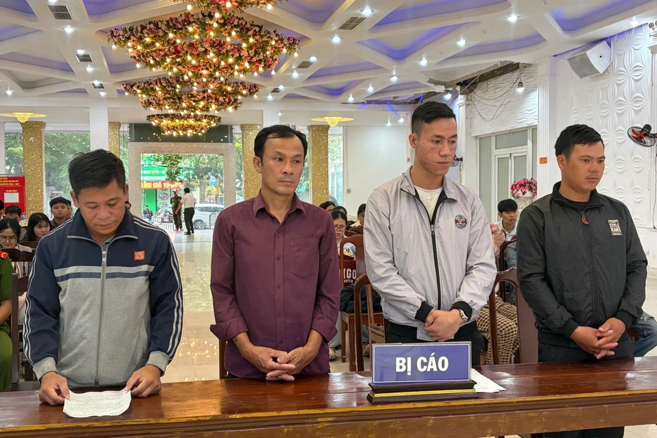 4 người lái thuyền đuổi đánh nhau trên đường phố ngập lụt lĩnh án