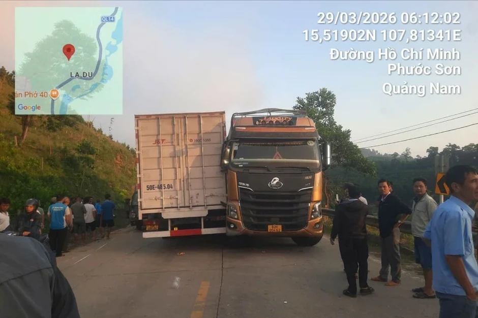 4 ô tô va chạm liên hoàn trong đêm, đường Hồ Chí Minh ách tắc nhiều giờ 4 ô tô va chạm liên hoàn trong đêm, đường Hồ Chí Minh ách tắc nhiều giờ