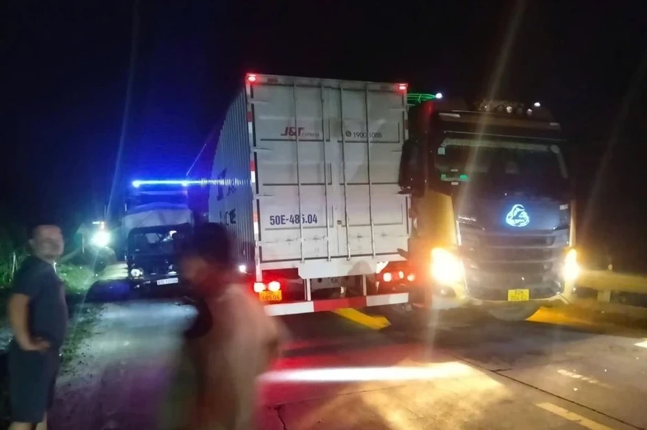4 ô tô va chạm liên hoàn trong đêm, đường Hồ Chí Minh ách tắc nhiều giờ 4 ô tô va chạm liên hoàn trong đêm, đường Hồ Chí Minh ách tắc nhiều giờ