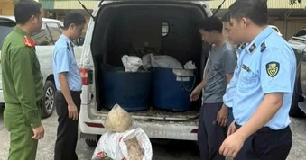 415kg mỡ và bì lợn bốc mùi ôi thiu đang được chở đi tiêu thụ