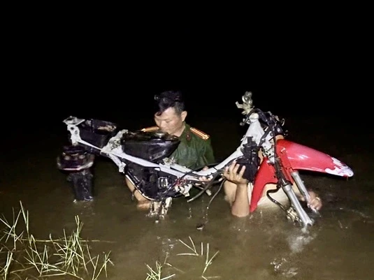 5 đối tượng chặn đường, chém người cướp xe máy lúc nửa đêm 5 đối tượng chặn đường, chém người cướp xe máy lúc nửa đêm
