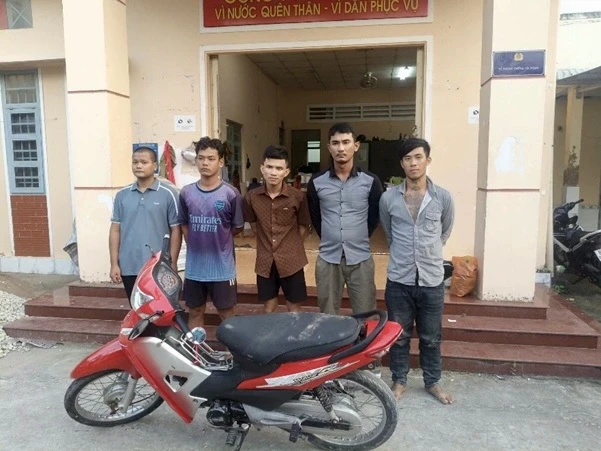 5 đối tượng chặn đường, chém người cướp xe máy lúc nửa đêm 5 đối tượng chặn đường, chém người cướp xe máy lúc nửa đêm
