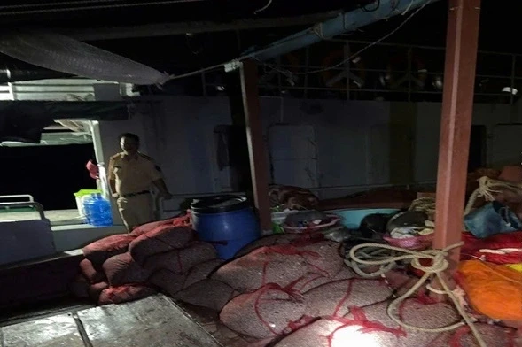 5 tàu cá bị tạm giữ vì cào đáy vịnh Hạ Long 5 tàu cá bị tạm giữ vì cào đáy vịnh Hạ Long