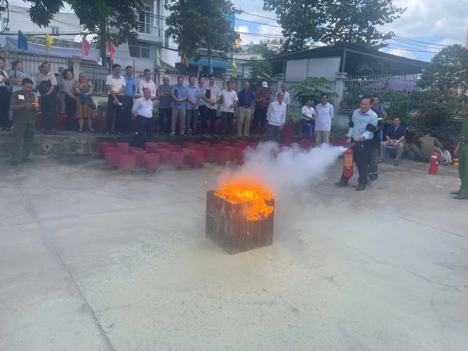 57 trưởng khu phố tại TP.HCM được cập nhật quy định mới và kỹ năng PCCC 57 trưởng khu phố tại TP.HCM được cập nhật quy định mới và kỹ năng PCCC