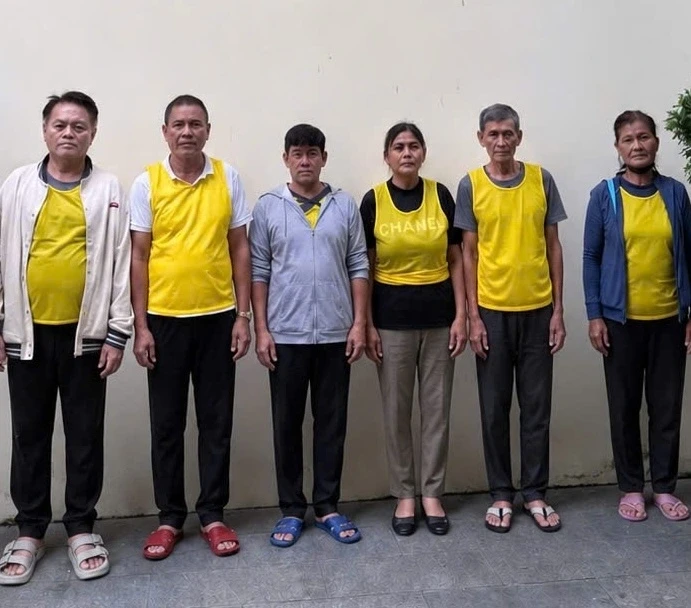 6 người Philippines gây ra 18 vụ dàn cảnh lừa tiền khách nước ngoài ở TPHCM 6 người Philippines gây ra 18 vụ dàn cảnh lừa tiền khách nước ngoài ở TPHCM