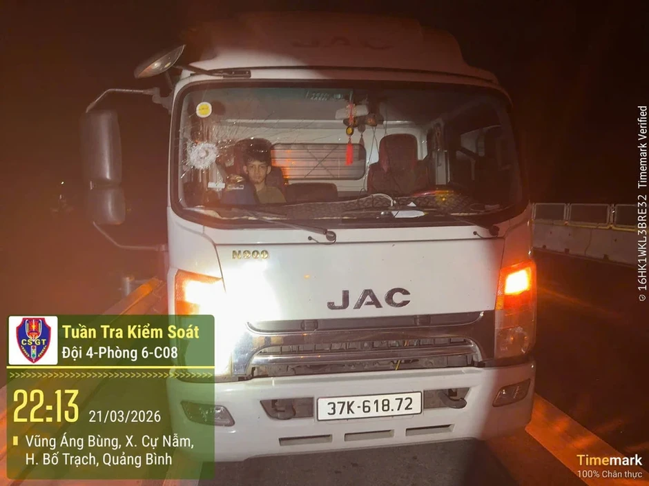 6 trẻ em liên quan vụ nhiều ô tô bị ném đá vỡ kính trên cao tốc 6 trẻ em liên quan vụ nhiều ô tô bị ném đá vỡ kính trên cao tốc
