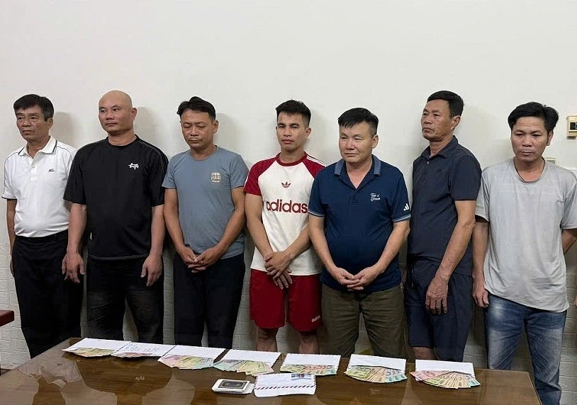 7 đối tượng đánh bạc tại nhà bị bắt giữ 7 đối tượng đánh bạc tại nhà bị bắt giữ
