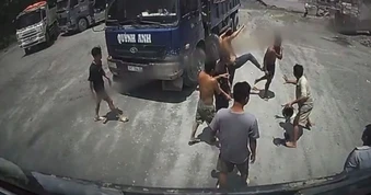 8 tài xế xe ben bị tạm giữ vì đánh nhau trong bãi đá ở TPHCM