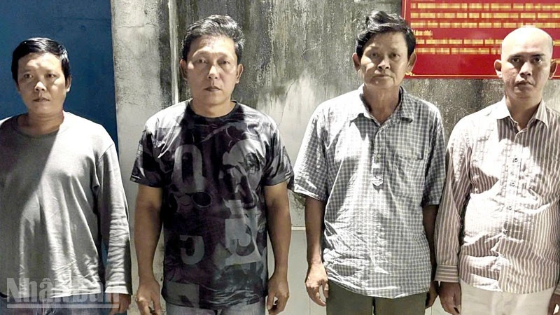 An Giang: Tạm giữ 7 đối tượng lừa đảo bán “đồng đen” An Giang: Tạm giữ 7 đối tượng lừa đảo bán “đồng đen”