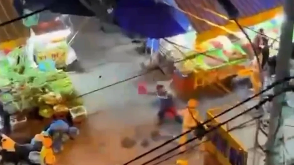 Anh xỉn, em trai dùng ghế nhựa đánh CSGT để 'giải cứu' ở TP.HCM Anh xỉn, em trai dùng ghế nhựa đánh CSGT để 'giải cứu' ở TP.HCM