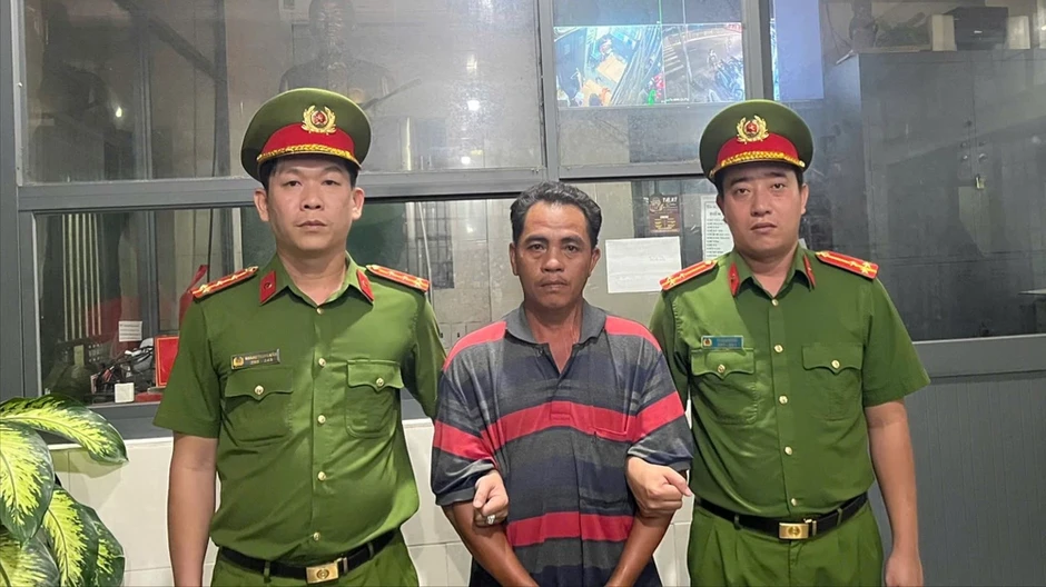 Anh xỉn, em trai dùng ghế nhựa đánh CSGT để 'giải cứu' ở TP.HCM Anh xỉn, em trai dùng ghế nhựa đánh CSGT để 'giải cứu' ở TP.HCM