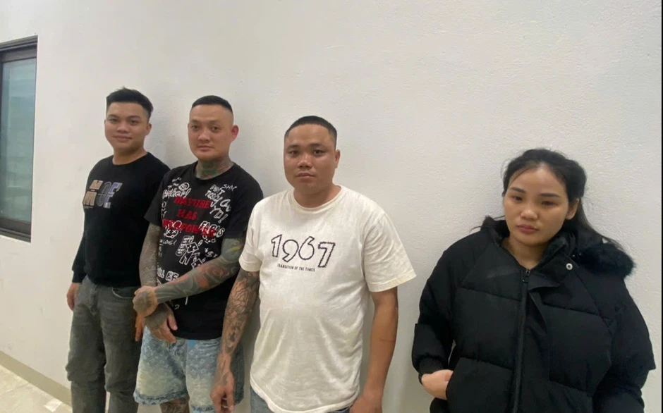 Ập vào phòng trọ, bắt Ngô Thị Hằng SN 2001 và 3 người đàn ông Ập vào phòng trọ, bắt Ngô Thị Hằng SN 2001 và 3 người đàn ông