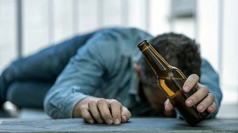 Ba bạn nhậu bị phạt tiền vì bỏ mặc người say