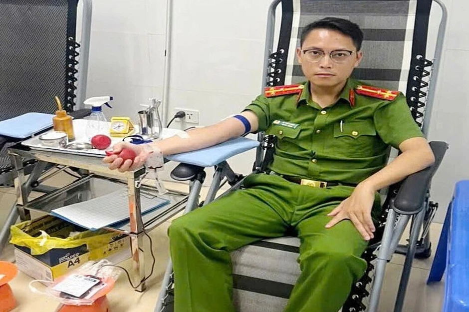 Ba công an hiến máu cứu phạm nhân qua nguy kịch Ba công an hiến máu cứu phạm nhân qua nguy kịch