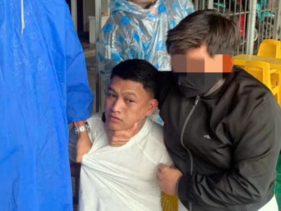 Bà lão cầm dao chống trả tên cướp ở ngoài đồng Bà lão cầm dao chống trả tên cướp ở ngoài đồng