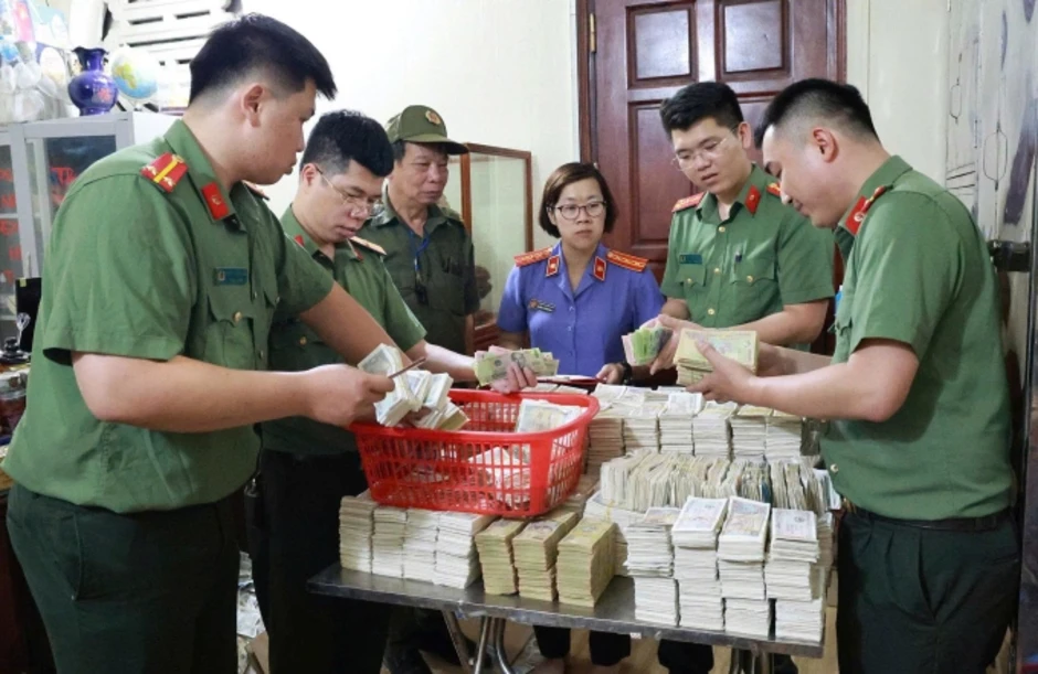 Ba người 'bỏ túi' tiền công đức của đền Kỳ Cùng bị khởi tố Ba người 'bỏ túi' tiền công đức của đền Kỳ Cùng bị khởi tố