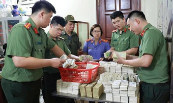 Ba người 'bỏ túi' tiền công đức của đền Kỳ Cùng bị khởi tố
