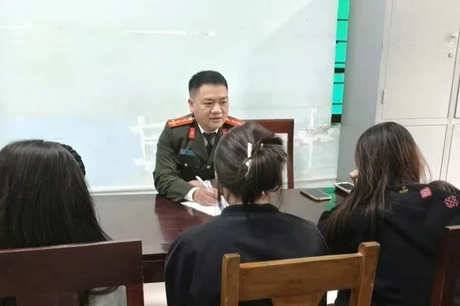 Ba nữ sinh trốn nhà đi làm "việc nhẹ lương cao" Ba nữ sinh trốn nhà đi làm "việc nhẹ lương cao"