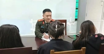 Ba nữ sinh trốn nhà đi làm "việc nhẹ lương cao"