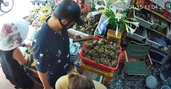 Ba phút mua hàng, thanh niên ở Hà Nội trộm điện thoại 30 triệu đồng