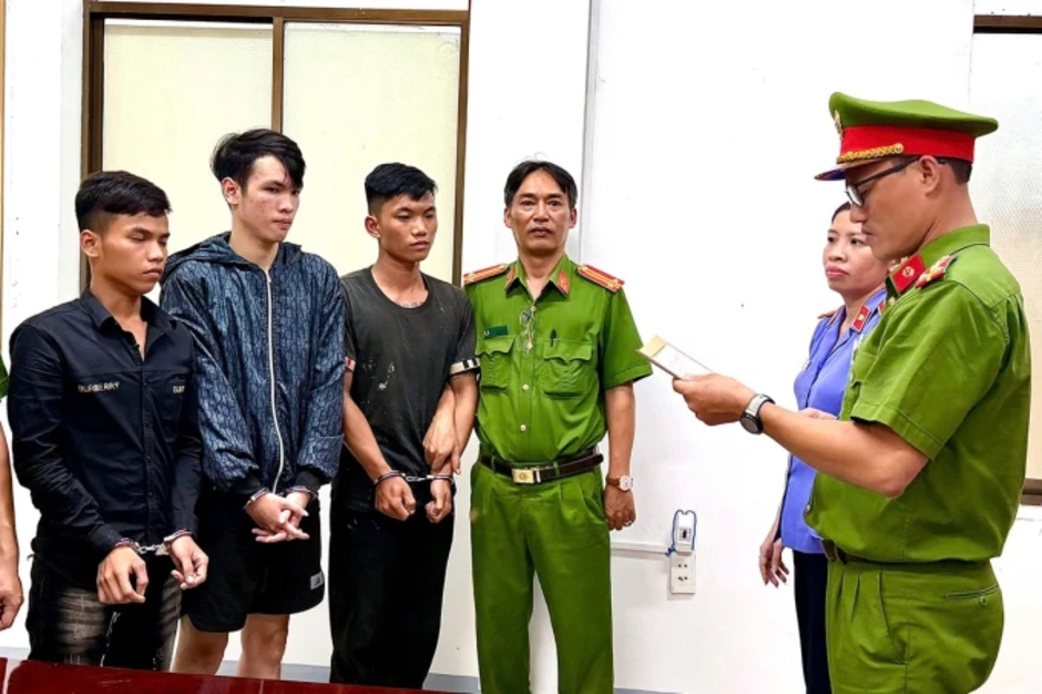 Ba thanh niên dùng mũ bảo hiểm đánh ngã người chạy xe máy bị bắt