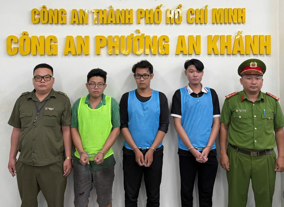 Ba thanh niên giả cảnh sát cưỡng đoạt tiền người đi đường ở TPHCM Ba thanh niên giả cảnh sát cưỡng đoạt tiền người đi đường ở TPHCM