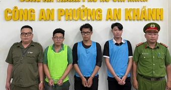 Ba thanh niên giả cảnh sát cưỡng đoạt tiền người đi đường ở TPHCM