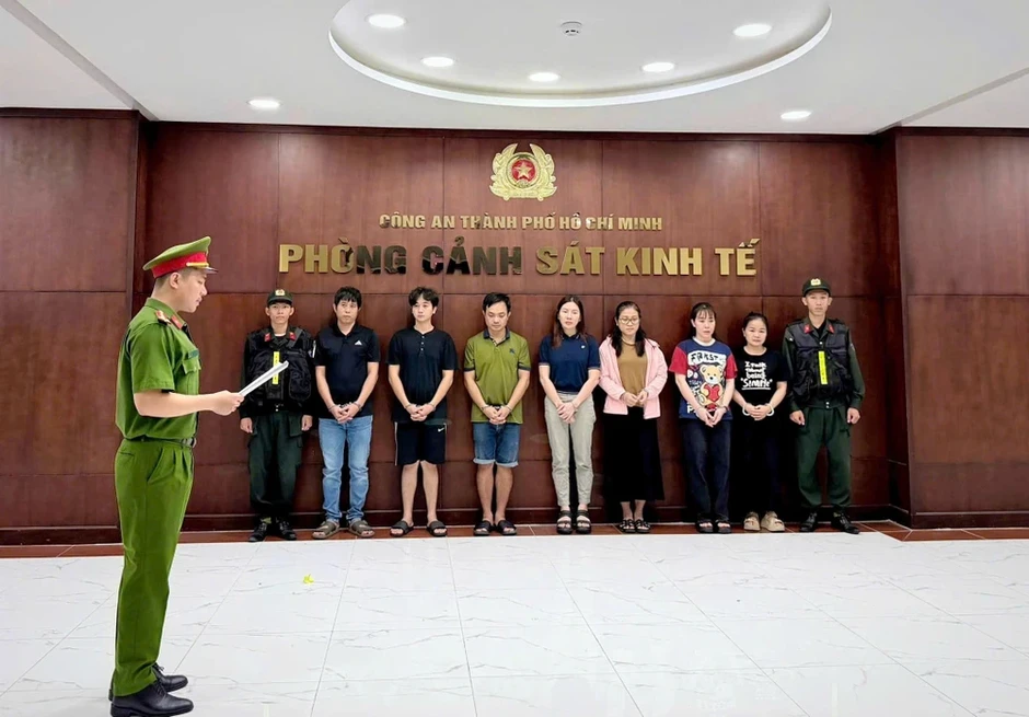 'Bà trùm' điều hành hệ sinh thái công ty đổ hơn 20.000 tấn chất thải ra môi trường 'Bà trùm' điều hành hệ sinh thái công ty đổ hơn 20.000 tấn chất thải ra môi trường