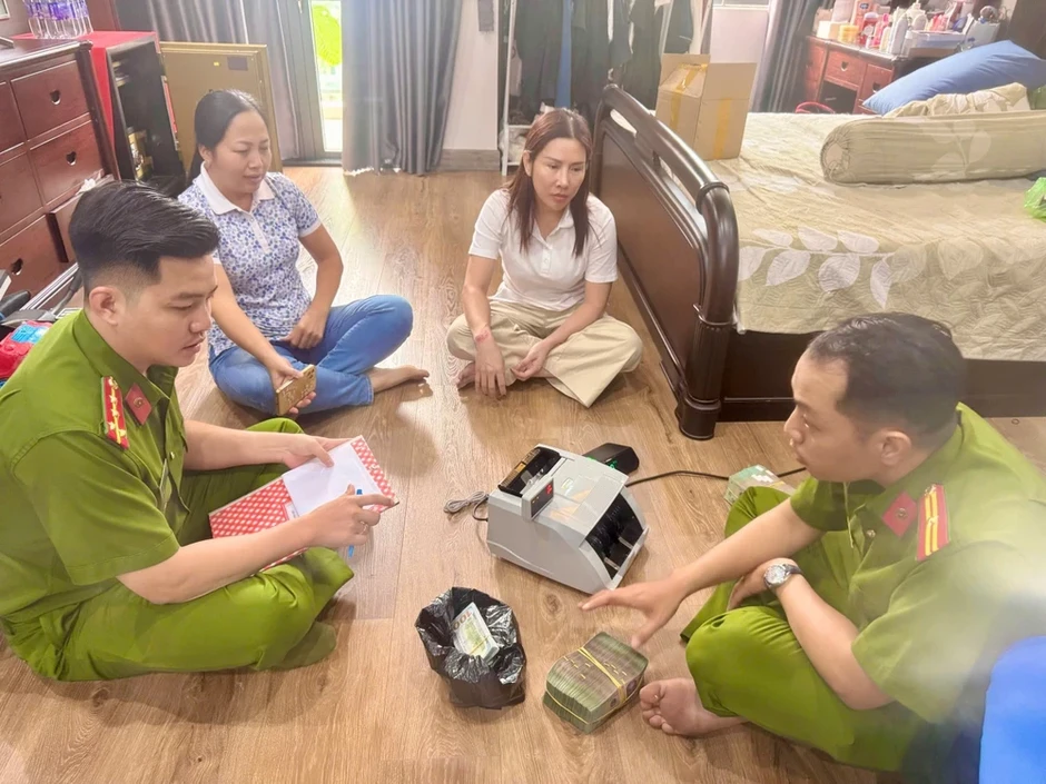 'Bà trùm' điều hành hệ sinh thái công ty đổ hơn 20.000 tấn chất thải ra môi trường 'Bà trùm' điều hành hệ sinh thái công ty đổ hơn 20.000 tấn chất thải ra môi trường