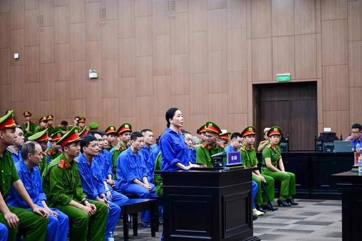 'Bà trùm' khai đánh chửi nhân viên bảo vệ, đưa tiền ép mở cổng viện tâm thần 'Bà trùm' khai đánh chửi nhân viên bảo vệ, đưa tiền ép mở cổng viện tâm thần
