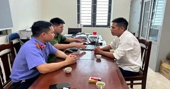Bắc loa phát tin bôi nhọ, ném gà chết, pháo nổ vào nhà bố mẹ vợ cũ