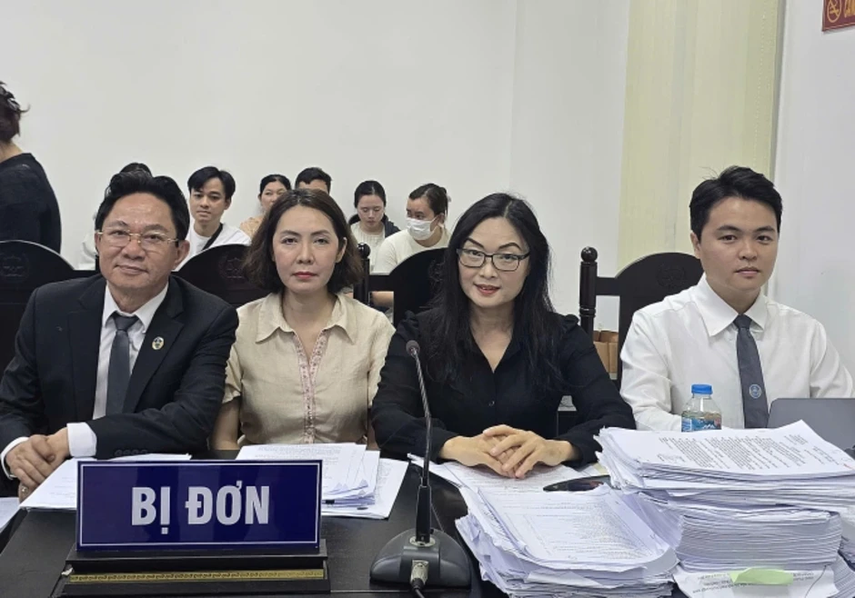 Bác sĩ bất ngờ 'vắng mặt không lý do' trong phiên xử ly hôn nghìn tỷ Bác sĩ bất ngờ 'vắng mặt không lý do' trong phiên xử ly hôn nghìn tỷ