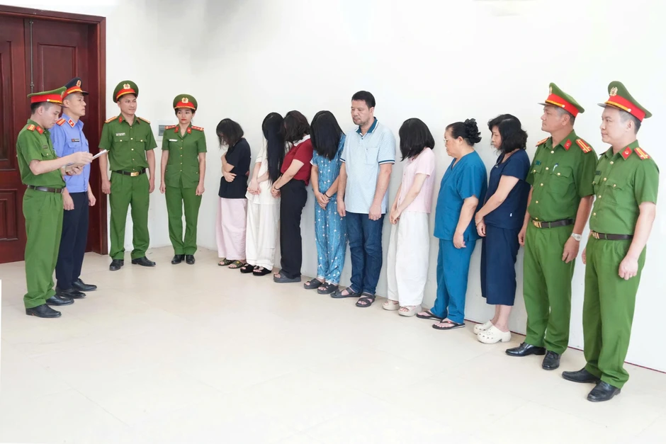 Bác sĩ bơm sữa đậu nành giả dịch mủ, dọa bệnh nhân "viêm phụ khoa, vô sinh" Bác sĩ bơm sữa đậu nành giả dịch mủ, dọa bệnh nhân "viêm phụ khoa, vô sinh"