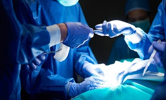 Bác sĩ hầu tòa vì cắt nhầm động mạch khiến bệnh nhân tử vong