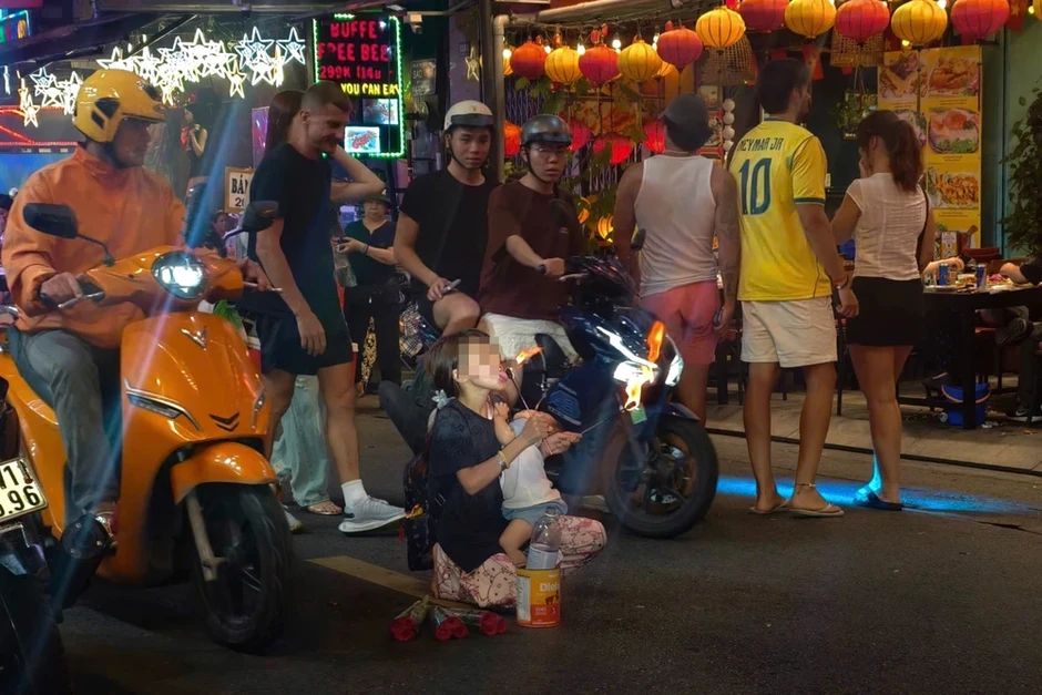 Bài 1: Những đứa trẻ lớn lên giữa làn lửa dầu hỏa Bài 1: Những đứa trẻ lớn lên giữa làn lửa dầu hỏa