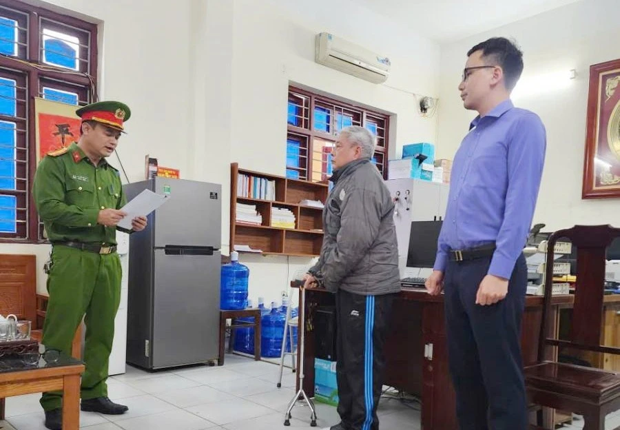 Bán ‘chui’ 16 thửa đất, nguyên bí thư và trưởng thôn bị khởi tố Bán ‘chui’ 16 thửa đất, nguyên bí thư và trưởng thôn bị khởi tố