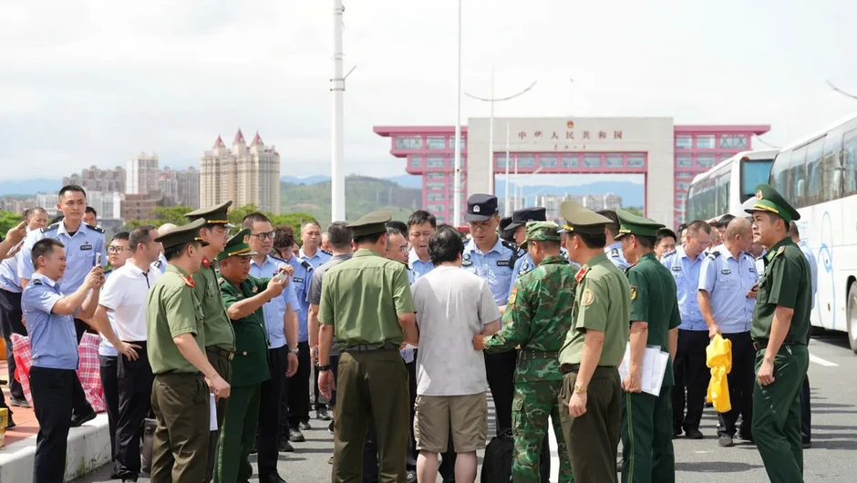 Bàn giao 30 đối tượng người nước ngoài hoạt động lừa đảo cho Công an Trung Quốc Bàn giao 30 đối tượng người nước ngoài hoạt động lừa đảo cho Công an Trung Quốc