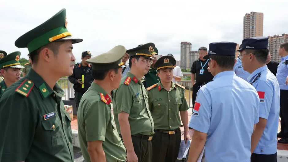 Bàn giao 30 đối tượng người nước ngoài hoạt động lừa đảo cho Công an Trung Quốc Bàn giao 30 đối tượng người nước ngoài hoạt động lừa đảo cho Công an Trung Quốc