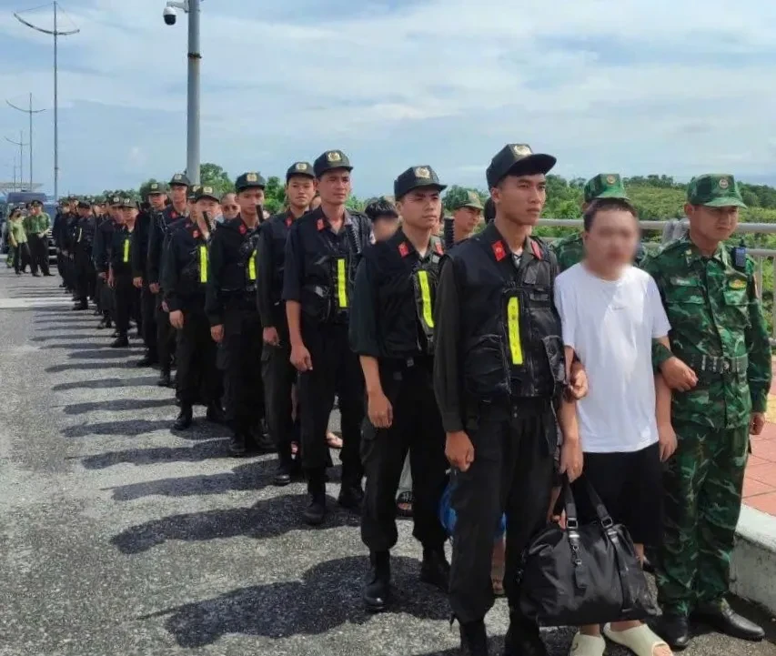 Bàn giao 30 đối tượng người nước ngoài hoạt động lừa đảo cho Công an Trung Quốc Bàn giao 30 đối tượng người nước ngoài hoạt động lừa đảo cho Công an Trung Quốc