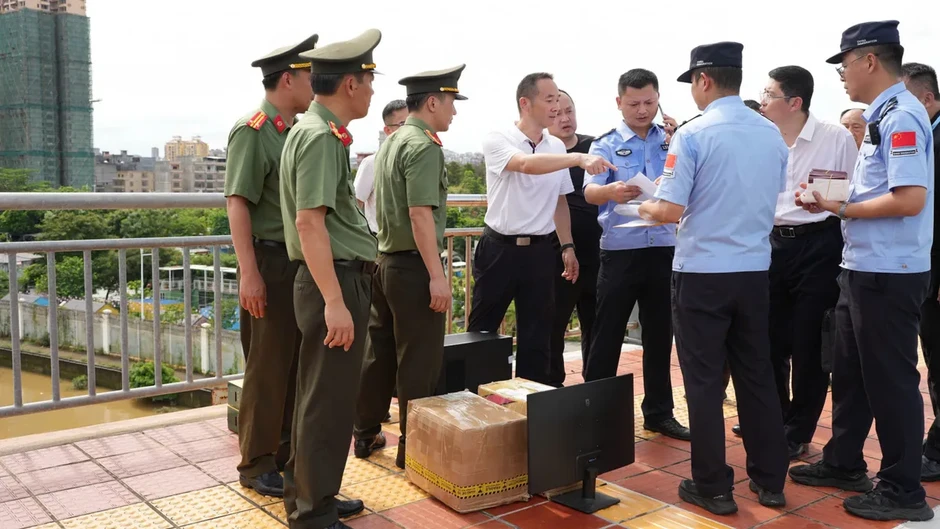 Bàn giao 30 đối tượng người nước ngoài hoạt động lừa đảo cho Công an Trung Quốc Bàn giao 30 đối tượng người nước ngoài hoạt động lừa đảo cho Công an Trung Quốc