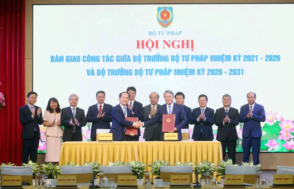 Bàn giao công tác Bộ trưởng Bộ Tư pháp nhiệm kỳ 2026-2031 Bàn giao công tác Bộ trưởng Bộ Tư pháp nhiệm kỳ 2026-2031